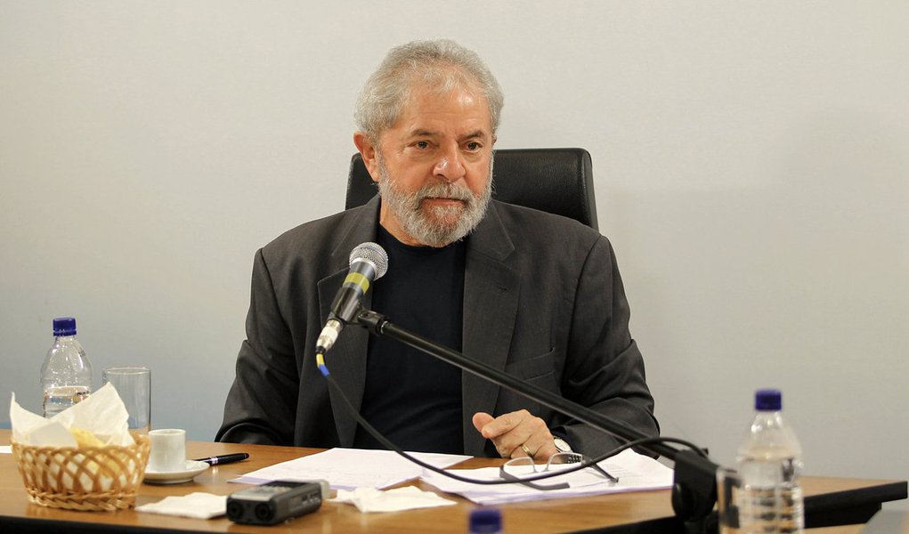Recado implícito e explicito de Lula é que quer esquecer 2015. E que quer tanto um governo mais ativo no debate político como um PT mais organizado para os embates que virão. Lula desenhou uma estratégia para 2016 (Foto: Renato Rovai) Recado implícito e explicito de Lula é que quer esquecer 2015. E que quer tanto um governo mais ativo no debate político como um PT mais organizado para os embates que virão. Lula desenhou uma estratégia para 2016