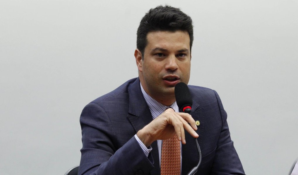 Em discurso na comissão do impeachment, líder do PMDB defende que todos os cargos eleitos em 2014 são legítimos, inclusive o da presidente Dilma Rousseff, e diz que o movimento pró-impeachment provocou uma situação nefasta no país; Leonardo Picciani ainda mandou um recado a um dos líderes do golpe: "o País está acima da ambição pessoal"; o deputado liberou o voto na comissão da bancada do partido, que rompeu oficialmente com o governo (Foto: Gisele Federicce) Em discurso na comissão do impeachment, líder do PMDB defende que todos os cargos eleitos em 2014 são legítimos, inclusive o da presidente Dilma Rousseff, e diz que o movimento pró-impeachment provocou uma situação nefasta no país; Leonardo Picciani ainda mandou um recado a um dos líderes do golpe: "o País está acima da ambição pessoal"; o deputado liberou o voto na comissão da bancada do partido, que rompeu oficialmente com o governo