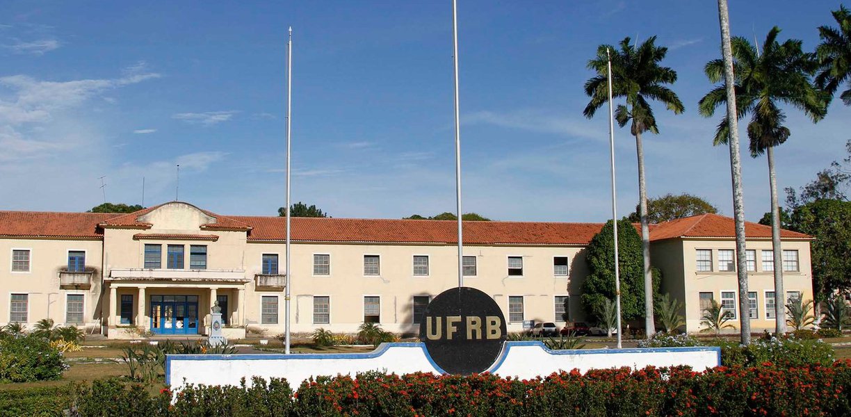 O Coletivo Central Estudantil e estudantes negros da Universidade Federal do Recôncavo da Bahia denunciaram ao Ministério Público casos de fraudes no sistema de cotas no curso de medicina; após levantamento de situações que se enquadram como fraude, o Coletivo de Estudantes Negras/Negros de Medicina publicou uma carta de apoio às investigações, na página do grupo no Facebook; "Compartilhamos o sentimento de indignação de todos os estudantes lesados pelos fraudadores. Reafirmamos nosso compromisso na luta pelas políticas afirmativas para as pessoas a quem são de fato destinadas" (Foto: Romulo Faro) O Coletivo Central Estudantil e estudantes negros da Universidade Federal do Recôncavo da Bahia denunciaram ao Ministério Público casos de fraudes no sistema de cotas no curso de medicina; após levantamento de situações que se enquadram como fraude, o Coletivo de Estudantes Negras/Negros de Medicina publicou uma carta de apoio às investigações, na página do grupo no Facebook; "Compartilhamos o sentimento de indignação de todos os estudantes lesados pelos fraudadores. Reafirmamos nosso compromisso na luta pelas políticas afirmativas para as pessoas a quem são de fato destinadas"