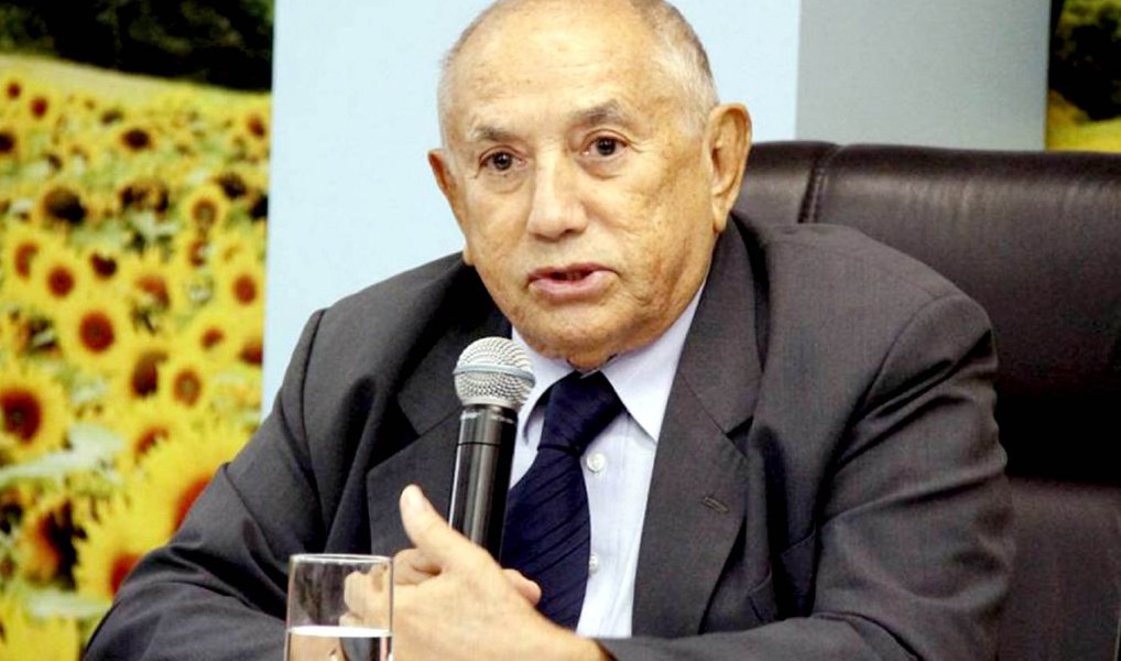 O ex-governador do Tocantins Siqueira Campos, ex-PSDB e sem partido atualmente, disse, em nota, que "neste momento em que o País precisa de uma união de esforços"; segundo ele, o vice-presidente Michel Temer (PMDB) é "o que mais reúne as condições para conduzir o Brasil novamente ao caminho do crescimento social e econômico"; de acordo com Siqueira, o documento 'Ponte para o Futuro' é "um projeto que vejo com muita alegria e positivismo, pois traz os ideais de Ulysses Guimarães, outro personagem histórico e decisivo para a criação do Tocantins"; "A preocupação com a reorganização orçamentária e o equilíbrio das contas públicas demonstram a preocupação e o compromisso de Michel Temer com o Brasil e acredito que logo ele implantará as soluções que o nosso povo espera" (Foto: Leonardo Lucena) O ex-governador do Tocantins Siqueira Campos, ex-PSDB e sem partido atualmente, disse, em nota, que "neste momento em que o País precisa de uma união de esforços"; segundo ele, o vice-presidente Michel Temer (PMDB) é "o que mais reúne as condições para conduzir o Brasil novamente ao caminho do crescimento social e econômico"; de acordo com Siqueira, o documento 'Ponte para o Futuro' é "um projeto que vejo com muita alegria e positivismo, pois traz os ideais de Ulysses Guimarães, outro personagem histórico e decisivo para a criação do Tocantins"; "A preocupação com a reorganização orçamentária e o equilíbrio das contas públicas demonstram a preocupação e o compromisso de Michel Temer com o Brasil e acredito que logo ele implantará as soluções que o nosso povo espera"