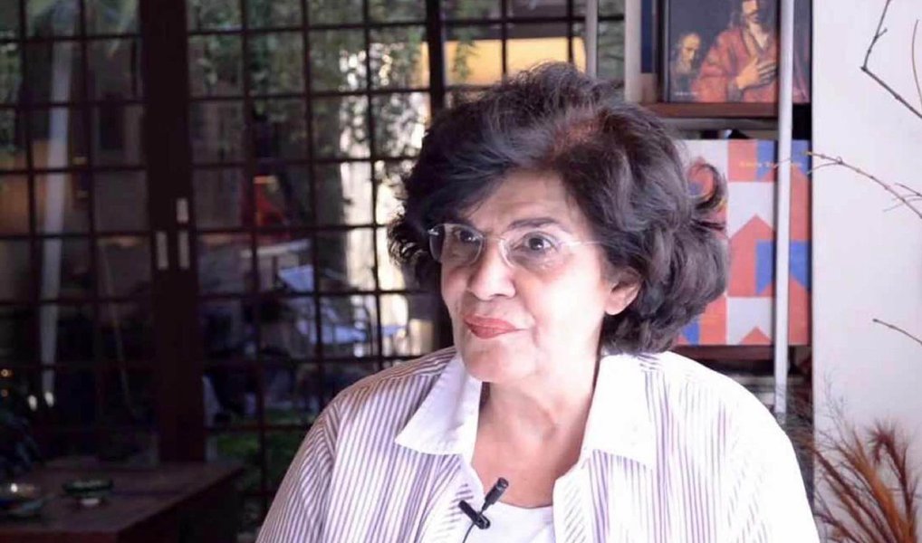 Filósofa Marilena Chauí esteve nesta sexta em encontro de intelectuais que assinaram um manifesto contra o impeachment da presidente Dilma, em São Paulo; "Não podemos admitir que aqueles que sabem o que significa a oligarquia brasileira, a exclusão política, social, econômica e cultural, os que sabem o custo que foi de vidas e ações, se prestem a fazer uma irresponsabilidade histórica desse tamanho", disse (Foto: Gisele Federicce) Filósofa Marilena Chauí esteve nesta sexta em encontro de intelectuais que assinaram um manifesto contra o impeachment da presidente Dilma, em São Paulo; "Não podemos admitir que aqueles que sabem o que significa a oligarquia brasileira, a exclusão política, social, econômica e cultural, os que sabem o custo que foi de vidas e ações, se prestem a fazer uma irresponsabilidade histórica desse tamanho", disse