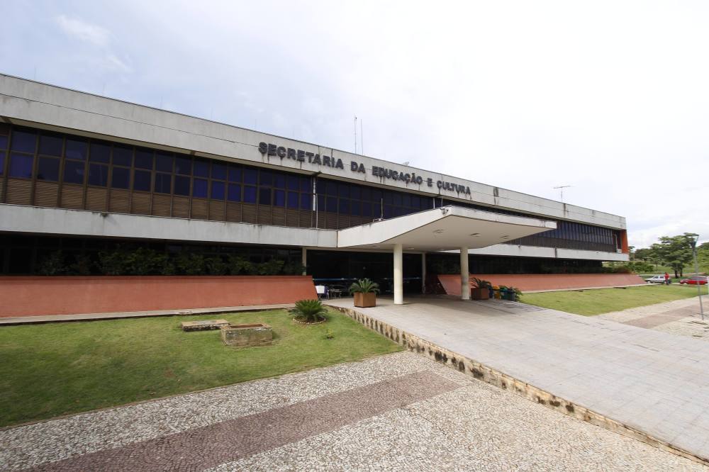 A Secretaria da Educação, Juventude e Esportes (Seduc) informou que é “solidária” ao movimento dos professores do Tocantins que paralisaram suas atividades unidos à greve nacional da educação; segundo a pasta, o governo trabalha “arduamente” para que todos os acordos com a categoria sejam cumpridos; a Secretária Municipal de Educação de Palmas (Semed) afirmou que no dia 4 de março foram concedidos 324 progressões horizontais, 18 progressões verticais e 99 titularidades a servidores municipais da Educação, ou seja, 441 benefícios devem ser pagos no mês de abril (Foto: Leonardo Lucena) A Secretaria da Educação, Juventude e Esportes (Seduc) informou que é “solidária” ao movimento dos professores do Tocantins que paralisaram suas atividades unidos à greve nacional da educação; segundo a pasta, o governo trabalha “arduamente” para que todos os acordos com a categoria sejam cumpridos; a Secretária Municipal de Educação de Palmas (Semed) afirmou que no dia 4 de março foram concedidos 324 progressões horizontais, 18 progressões verticais e 99 titularidades a servidores municipais da Educação, ou seja, 441 benefícios devem ser pagos no mês de abril