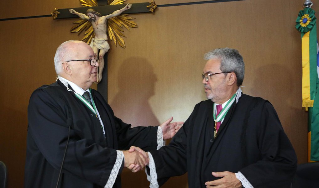 Tomou posse na manhã desta segunda (14) na presidência do Tribunal de Contas do Estado o conselheiro Clóvis Barbosa de Melo; ele assume o comando do órgão a partir de janeiro de 2016; a conselheira Susana Azevedo é a vice-presidente; numa solenidade, que contou com a presença do governador Jackson Barreto (PMDB), de prefeitos, deputados, senadores, vereadores e secretários, o novo presidente fez um discurso duro contra a corrupção; “Tem que mudar este quadro que está no país no qual a corrupção se transformou em regra, e a decência se tornou exceção. Esse quadro tem que ser revertido. Eu acho que o Tribunal de Contas do Estado tem um papel importante no combate à corrupção", disse (Foto: Valter Lima) Tomou posse na manhã desta segunda (14) na presidência do Tribunal de Contas do Estado o conselheiro Clóvis Barbosa de Melo; ele assume o comando do órgão a partir de janeiro de 2016; a conselheira Susana Azevedo é a vice-presidente; numa solenidade, que contou com a presença do governador Jackson Barreto (PMDB), de prefeitos, deputados, senadores, vereadores e secretários, o novo presidente fez um discurso duro contra a corrupção; “Tem que mudar este quadro que está no país no qual a corrupção se transformou em regra, e a decência se tornou exceção. Esse quadro tem que ser revertido. Eu acho que o Tribunal de Contas do Estado tem um papel importante no combate à corrupção", disse