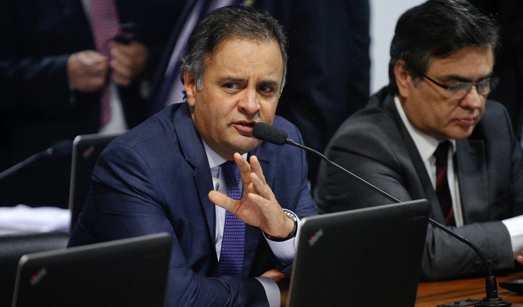 "A convocação prevista hoje na Constituição é para 2 de fevereiro, mas anteciparíamos aí pelo menos 15 dias essa convocação. Portanto, não deixaríamos o país em suspenso, mas ao mesmo tempo permitiríamos que houvesse uma mínima organização da sociedade, daqueles movimentos que querem acompanhar este processo", afirmou. (Foto: Roberta Namour) "A convocação prevista hoje na Constituição é para 2 de fevereiro, mas anteciparíamos aí pelo menos 15 dias essa convocação. Portanto, não deixaríamos o país em suspenso, mas ao mesmo tempo permitiríamos que houvesse uma mínima organização da sociedade, daqueles movimentos que querem acompanhar este processo", afirmou.