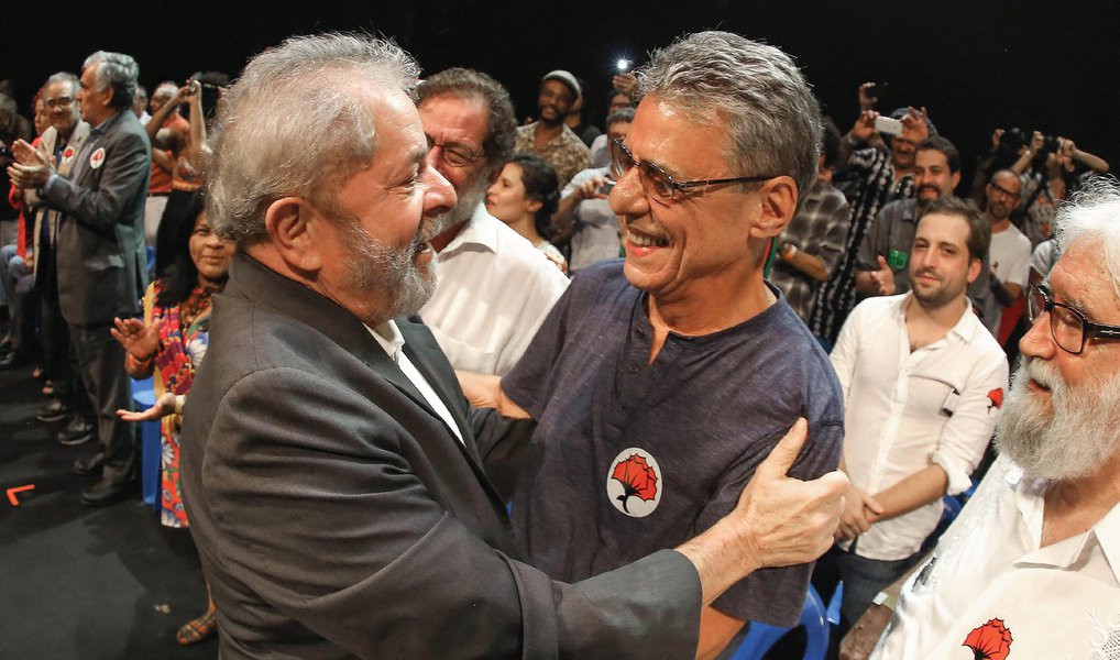 Milhares de pessoas participam na noite desta segunda-feira (11) do ato da Cultura pela Democracia, na Fundição Progresso, no Rio de Janeiro; o evento é liderado pelo cantor e compositor Chico Buarque e conta com a presença do ex-presidente Lula, do teólogo Leonardo Boff, do ator e humorista Gregório Duvivier, do ex-ministro Juca Ferreira, de Eric Nepomuceno, da cantora Beth Carvalho, entre outros; "Estaremos juntos em defesa da democracia. Não vai ter golpe", afirmou Chico Buarque; a cantora Beth Carvalho defendeu a construção de uma rede democrática de comunicação em defesa da legalidade (Foto: Valter Lima) Milhares de pessoas participam na noite desta segunda-feira (11) do ato da Cultura pela Democracia, na Fundição Progresso, no Rio de Janeiro; o evento é liderado pelo cantor e compositor Chico Buarque e conta com a presença do ex-presidente Lula, do teólogo Leonardo Boff, do ator e humorista Gregório Duvivier, do ex-ministro Juca Ferreira, de Eric Nepomuceno, da cantora Beth Carvalho, entre outros; "Estaremos juntos em defesa da democracia. Não vai ter golpe", afirmou Chico Buarque; a cantora Beth Carvalho defendeu a construção de uma rede democrática de comunicação em defesa da legalidade