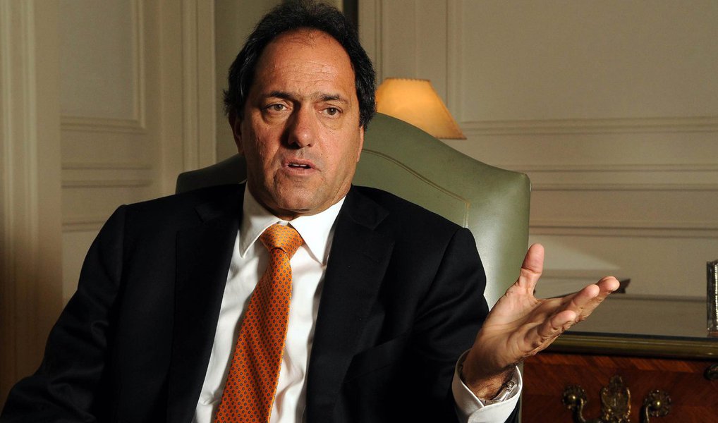 Durante entrevista a jornalistas nesta segunda-feira, 26, o candidato do governo à Presidência da Argentina, Daniel Scioli, mencionou a oposição ao governo brasileiro, ao pedir cautela aos que pedem "mudança" em relação ao governo de Cristina Kirchner; Scioli disse que o que está acontecendo na Argentina, já ocorreu recentemente no Brasil e no Uruguai. "Nesses países, os governos nacionais-populares enfrentaram nas últimas eleições a uma reclamação da direita. É preciso refletir e discutir essa reclamação"; candidato vai disputar segundo com prefeito de Bueno Aires, Maurício Macri (Foto: Aquiles Lins) Durante entrevista a jornalistas nesta segunda-feira, 26, o candidato do governo à Presidência da Argentina, Daniel Scioli, mencionou a oposição ao governo brasileiro, ao pedir cautela aos que pedem "mudança" em relação ao governo de Cristina Kirchner; Scioli disse que o que está acontecendo na Argentina, já ocorreu recentemente no Brasil e no Uruguai. "Nesses países, os governos nacionais-populares enfrentaram nas últimas eleições a uma reclamação da direita. É preciso refletir e discutir essa reclamação"; candidato vai disputar segundo com prefeito de Bueno Aires, Maurício Macri