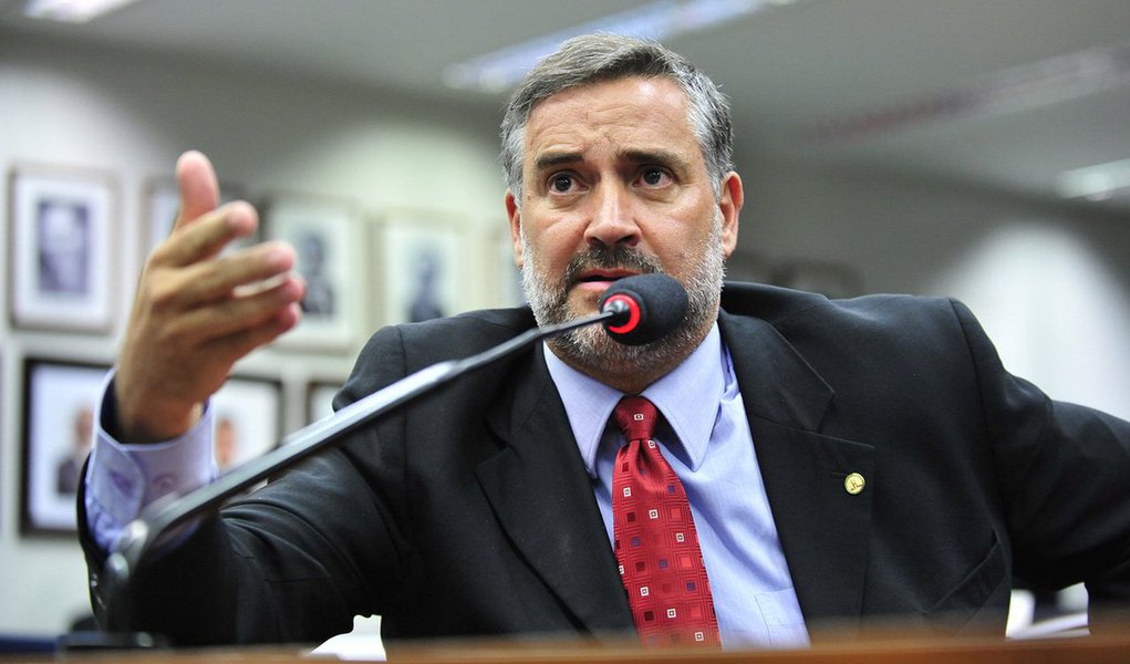 Presidente da Comissão de Direitos Humanos e Minorias da Câmara, o deputado gaúcho Paulo Pimenta (PT) aborda papel da mídia no atual cenário político do país: “A velha imprensa, que já se beneficiou da ditadura, passa a ser sistemática na desconstrução da abordagem do golpe como golpe”; em artigo publicado na Revista Fórum, ele afirma que, “com o apoio da grande mídia, se vendeu a ideia de um movimento contra a corrupção que seria extirpada por ‘honrosos senhores’ que, por conta disso, conduziriam o país à superação da crise econômica” (Foto: Realle Palazzo-Martini) Presidente da Comissão de Direitos Humanos e Minorias da Câmara, o deputado gaúcho Paulo Pimenta (PT) aborda papel da mídia no atual cenário político do país: “A velha imprensa, que já se beneficiou da ditadura, passa a ser sistemática na desconstrução da abordagem do golpe como golpe”; em artigo publicado na Revista Fórum, ele afirma que, “com o apoio da grande mídia, se vendeu a ideia de um movimento contra a corrupção que seria extirpada por ‘honrosos senhores’ que, por conta disso, conduziriam o país à superação da crise econômica”