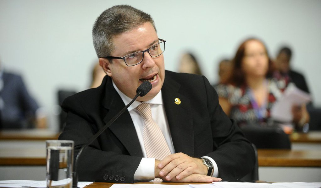 Dos 21 senadores titulares que irão analisar o pedido de afastamento da presidente Dilma Rousseff, 15 (ou 70%) devem votar favoravelmente; nesta sexta, dois dos quatro vice-líderes do governo na Casa declararam voto contra Dilma; caso deve ser relatado pelo tucano Antonio Anastasia, nome criticado pelo PT sob o argumento da parcialidade (Foto: Gisele Federicce) Dos 21 senadores titulares que irão analisar o pedido de afastamento da presidente Dilma Rousseff, 15 (ou 70%) devem votar favoravelmente; nesta sexta, dois dos quatro vice-líderes do governo na Casa declararam voto contra Dilma; caso deve ser relatado pelo tucano Antonio Anastasia, nome criticado pelo PT sob o argumento da parcialidade