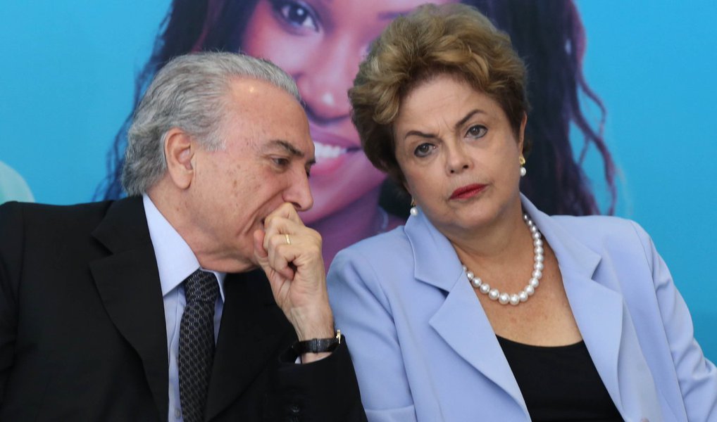 A presidente Dilma Rousseff escalou o ministro da Casa Civil, Jaques Wagner, para levar ao vice-presidente Michel Temer (PMDB) a mensagem de que gostaria de ter uma conversa com ele ainda nesta terça (8); o peemedebista se colocou à disposição da presidente, segundo sua assessoria; Temer e Dilma não conversam desde quinta-feira passada, um dia depois do acolhimento do pedido de impeachment pelo presidente da Câmara, Eduardo Cunha (PMDB) (Foto: Valter Lima) A presidente Dilma Rousseff escalou o ministro da Casa Civil, Jaques Wagner, para levar ao vice-presidente Michel Temer (PMDB) a mensagem de que gostaria de ter uma conversa com ele ainda nesta terça (8); o peemedebista se colocou à disposição da presidente, segundo sua assessoria; Temer e Dilma não conversam desde quinta-feira passada, um dia depois do acolhimento do pedido de impeachment pelo presidente da Câmara, Eduardo Cunha (PMDB)