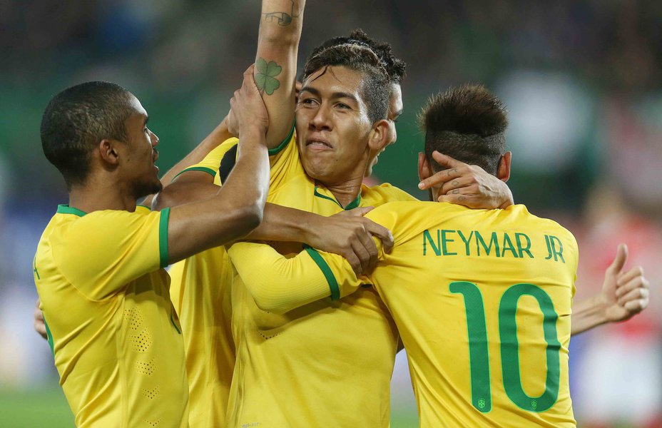 O alagoano Roberto Firmino, atacante do Liverpool e da seleção brasileira, está proibido de dirigir por um ano na Inglaterra depois de ter sido flagrado no volante sob a influência do álcool na noite de Natal; ele também foi multado em 20 mil libras e ainda foi punido pelo clube (Foto: Voney Malta) O alagoano Roberto Firmino, atacante do Liverpool e da seleção brasileira, está proibido de dirigir por um ano na Inglaterra depois de ter sido flagrado no volante sob a influência do álcool na noite de Natal; ele também foi multado em 20 mil libras e ainda foi punido pelo clube
