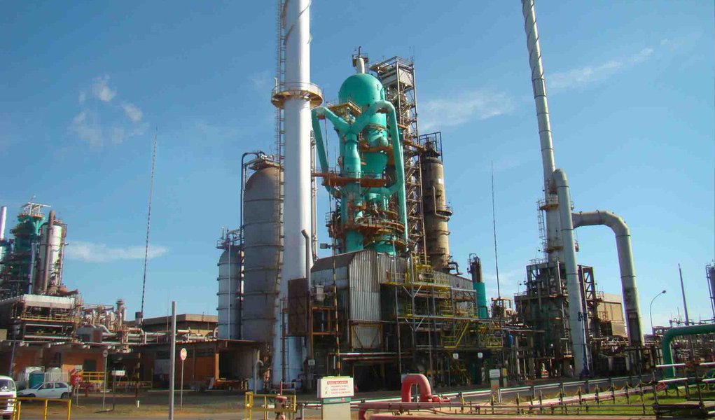 Com o incêndio, causado por um vazamento de produto, a refinaria que tem capacidade para processar 239 mil barris por dia começou a operar com capacidade reduzida; não há registro de vítimas com o ocorrido; o fogo começou por volta das 13h40 e foi controlado cerca de duas horas depois (Foto: Gisele Federicce) Com o incêndio, causado por um vazamento de produto, a refinaria que tem capacidade para processar 239 mil barris por dia começou a operar com capacidade reduzida; não há registro de vítimas com o ocorrido; o fogo começou por volta das 13h40 e foi controlado cerca de duas horas depois