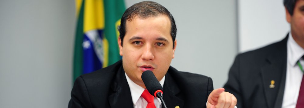 “O agravamento da crise do lixo em Aracaju é a prova clara e concreta da ineficiência administrativa do prefeito João Alves Filho. A cada dia essa situação se arrasta sem qualquer solução, causando transtornos para milhares de aracajuanos que estão sendo penalizados injustamente por essa total inoperância”, afirmou o deputado federal Valadares Filho, pré-candidato a prefeito da capital pelo PSB (Foto: Valter Lima) “O agravamento da crise do lixo em Aracaju é a prova clara e concreta da ineficiência administrativa do prefeito João Alves Filho. A cada dia essa situação se arrasta sem qualquer solução, causando transtornos para milhares de aracajuanos que estão sendo penalizados injustamente por essa total inoperância”, afirmou o deputado federal Valadares Filho, pré-candidato a prefeito da capital pelo PSB