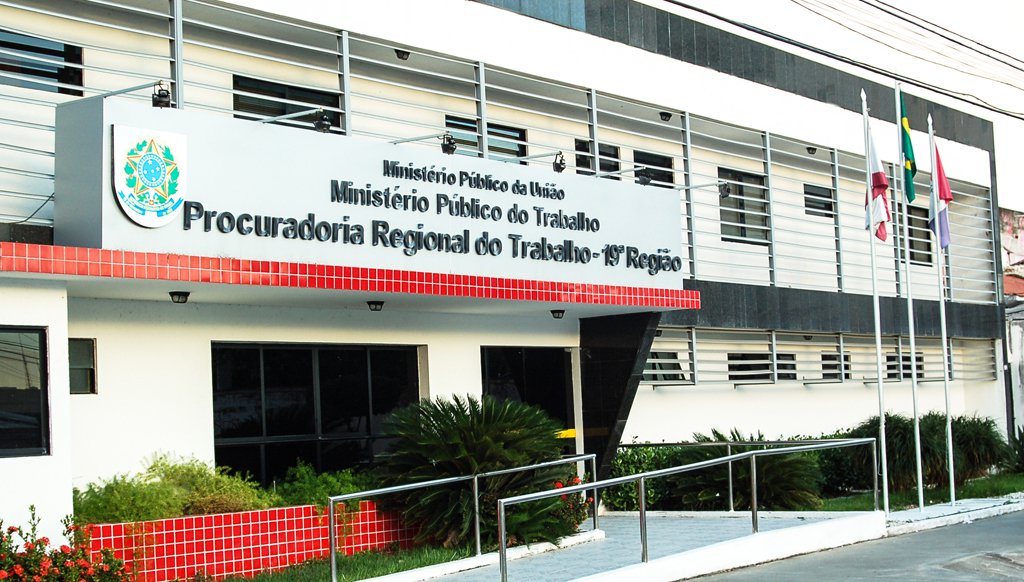 Após denúncia de que empregados do Hotel Ritz Lagoa da Anta, em Maceió, foram submetidos à jornada exaustiva de trabalho, o Ministério Público do Trabalho (MPT) pediu à justiça que o hotel seja obrigado a solucionar as irregularidades e condenado a pagar indenização de R$ 500 mil por dano moral coletivo; o MPT teria confirmado que Ritz estava exigindo de seus empregados a prorrogação da jornada de trabalho em quantidade superior a duas horas diárias, deixando de conceder o intervalo mínimo para repouso e alimentação de uma hora e, no máximo, duas horas para as jornadas contínuas que ultrapassam seis horas por dia (Foto: Voney Malta) Após denúncia de que empregados do Hotel Ritz Lagoa da Anta, em Maceió, foram submetidos à jornada exaustiva de trabalho, o Ministério Público do Trabalho (MPT) pediu à justiça que o hotel seja obrigado a solucionar as irregularidades e condenado a pagar indenização de R$ 500 mil por dano moral coletivo; o MPT teria confirmado que Ritz estava exigindo de seus empregados a prorrogação da jornada de trabalho em quantidade superior a duas horas diárias, deixando de conceder o intervalo mínimo para repouso e alimentação de uma hora e, no máximo, duas horas para as jornadas contínuas que ultrapassam seis horas por dia