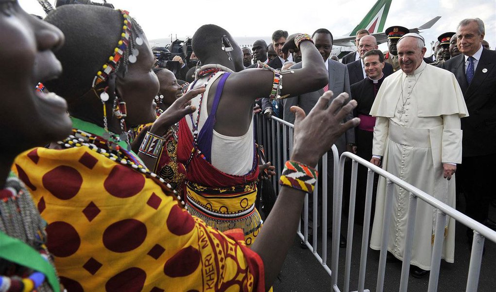Francisco empreende visita à República Centro-Africana sob o nível mais alto de segurança jamais visto em uma das suas viagens; no momento em que seu avião pousou na capital Bangui, helicópteros de ataque patrulhavam os céus e forças de paz das Nações Unidas e do Exército francês esperavam do lado de fora do aeroporto; soldado na ONU armado com fuzil acompanhou dentro de cada uma das vans usadas para transporte de repórteres acompanhando o Papa (Foto: Realle Palazzo-Martini) Francisco empreende visita à República Centro-Africana sob o nível mais alto de segurança jamais visto em uma das suas viagens; no momento em que seu avião pousou na capital Bangui, helicópteros de ataque patrulhavam os céus e forças de paz das Nações Unidas e do Exército francês esperavam do lado de fora do aeroporto; soldado na ONU armado com fuzil acompanhou dentro de cada uma das vans usadas para transporte de repórteres acompanhando o Papa