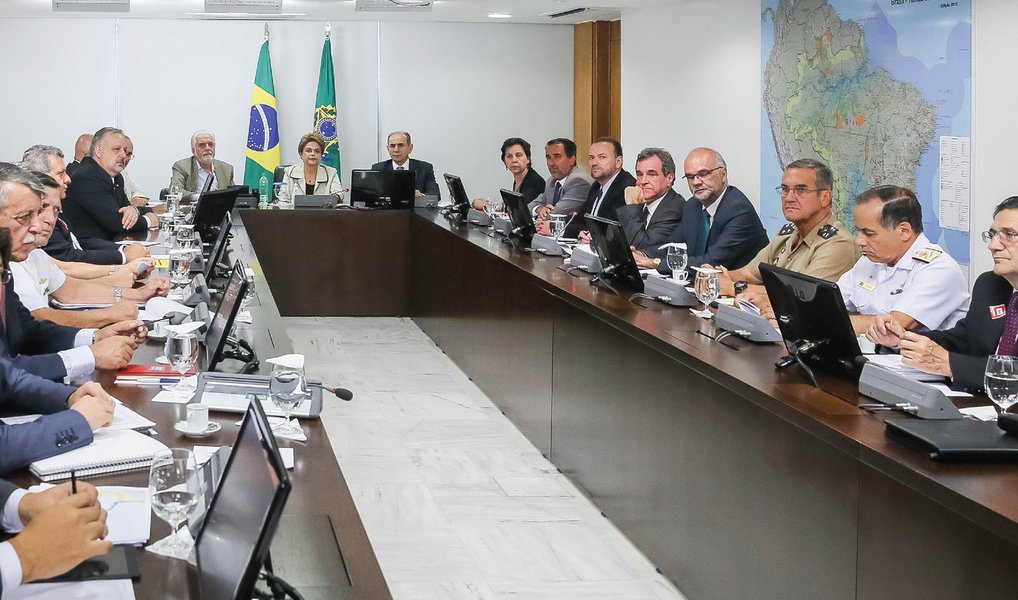 A presidente Dilma Rousseff e 28 ministros do governo viajarão no próximo sábado (13) para participar do dia nacional de mobilização contra o mosquito Aedes aegypti, responsável pela transmissão dos vírus da zika, da dengue e da febre chikungunya; enquanto os ministros estarão em 23 cidades do país, a presidente deverá participar da mobilização contra o mosquito no Rio de Janeiro (Foto: Valter Lima) www.brasil247.com - A presidente Dilma Rousseff e 28 ministros do governo viajarão no próximo sábado (13) para participar do dia nacional de mobilização contra o mosquito Aedes aegypti, responsável pela transmissão dos vírus da zika, da dengue e da febre chikungunya; enquanto os ministros estarão em 23 cidades do país, a presidente deverá participar da mobilização contra o mosquito no Rio de Janeiro