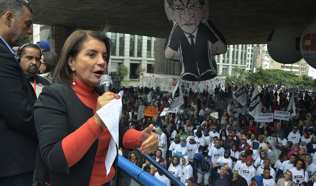 “Não podemos aceitar que quem não teve voto sente na cadeira da presidenta. Se quiser ir, que aguente até 2018. Lá, nós vamos disputar, e aí avaliamos o governo no voto. Mas não podemos aceitar um golpe dos cerca de 400 deputados favoráveis ao golpe de Estado em um país que tem sido modelo de democracia”, disse a presidenta do Sindicato dos Professores do Ensino Oficial do Estado de São Paulo (Apeoesp), Maria Isabel Noronha (Foto: Leonardo Attuch) “Não podemos aceitar que quem não teve voto sente na cadeira da presidenta. Se quiser ir, que aguente até 2018. Lá, nós vamos disputar, e aí avaliamos o governo no voto. Mas não podemos aceitar um golpe dos cerca de 400 deputados favoráveis ao golpe de Estado em um país que tem sido modelo de democracia”, disse a presidenta do Sindicato dos Professores do Ensino Oficial do Estado de São Paulo (Apeoesp), Maria Isabel Noronha