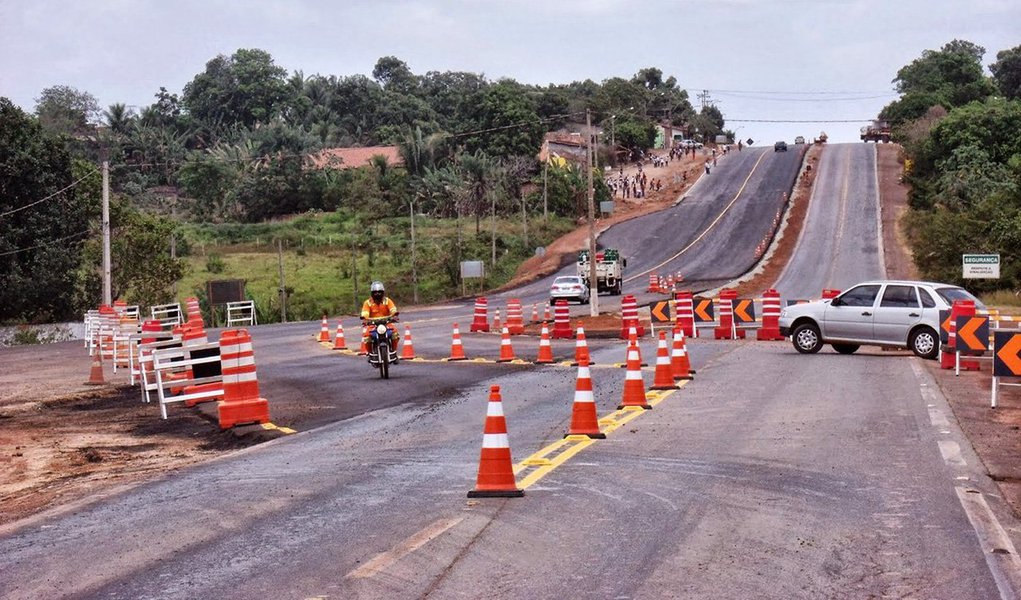 O governador do Maranhão, Flávio Dino (PC do B), informou que entrará na Justiça para garantir reparos emergenciais na rodovia BR-135; "Com a responsabilidade que me cabe, na segunda-feira o Estado do Maranhão ingressará na Justiça contra o Governo Federal", disse ele no Twitter; o chefe do executivo maranhense disse ser justo a cobrança pela recuperação de rodovias estaduais, mas legalmente está impedido de cuidar de obras federais (Foto: Leonardo Lucena) O governador do Maranhão, Flávio Dino (PC do B), informou que entrará na Justiça para garantir reparos emergenciais na rodovia BR-135; "Com a responsabilidade que me cabe, na segunda-feira o Estado do Maranhão ingressará na Justiça contra o Governo Federal", disse ele no Twitter; o chefe do executivo maranhense disse ser justo a cobrança pela recuperação de rodovias estaduais, mas legalmente está impedido de cuidar de obras federais