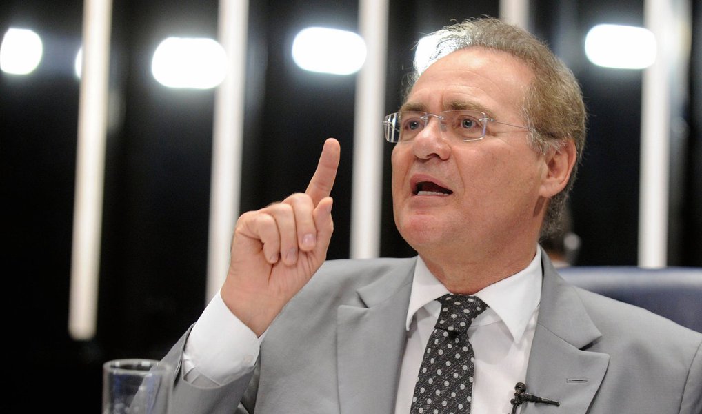 "Muitos acham que cruzar os braços nesta hora é agravar a crise econômica. Setores da própria oposição defenderam que nós possamos estabelecer uma data já nos primeiros dias de janeiro. Essa é uma posição de racionalidade, de bom senso, o Brasil espera que nesse momento de dificuldade o Congresso continue trabalhando. A maior sinalização que o Congresso Nacional pode dar com relação ao encaminhamento de soluções para a crise é funcionar no recesso", declarou o presidente do Congresso, Renan Calheiros (PMDB-AL) (Foto: Gisele Federicce) "Muitos acham que cruzar os braços nesta hora é agravar a crise econômica. Setores da própria oposição defenderam que nós possamos estabelecer uma data já nos primeiros dias de janeiro. Essa é uma posição de racionalidade, de bom senso, o Brasil espera que nesse momento de dificuldade o Congresso continue trabalhando. A maior sinalização que o Congresso Nacional pode dar com relação ao encaminhamento de soluções para a crise é funcionar no recesso", declarou o presidente do Congresso, Renan Calheiros (PMDB-AL)
