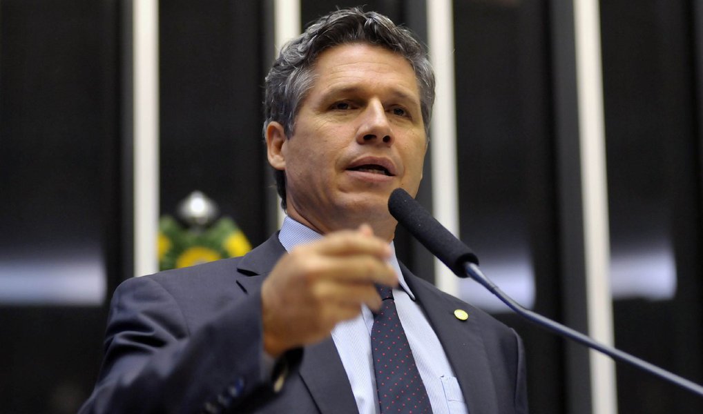 Deputado Paulo Teixeira (PT-SP) solicitou que sejam retiradas do processo de impeachment as referências à delação premiada do senador Delcídio do Amaral; "É preciso fazer desentranhamento dos documentos e delimitar o alcance do processo sob pena de grave violação ao direito de defesa da presidente da República", afirmou Teixeira; já o ministro da Fazenda, Nelson Barbosa, disse não ver nenhum tipo de problema em defender a presidenta Dilma Rousseff perante a Comissão do Impeachment (Foto: Aquiles Lins) Deputado Paulo Teixeira (PT-SP) solicitou que sejam retiradas do processo de impeachment as referências à delação premiada do senador Delcídio do Amaral; "É preciso fazer desentranhamento dos documentos e delimitar o alcance do processo sob pena de grave violação ao direito de defesa da presidente da República", afirmou Teixeira; já o ministro da Fazenda, Nelson Barbosa, disse não ver nenhum tipo de problema em defender a presidenta Dilma Rousseff perante a Comissão do Impeachment