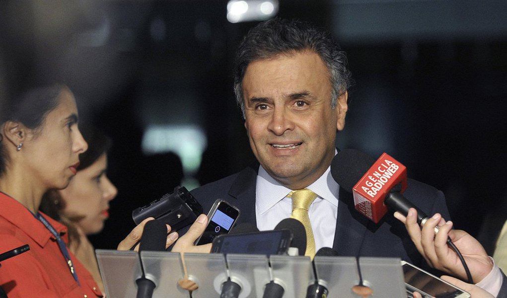 Um dia após a delação premiada feita pelo senador Delcídio do Amaral (PT) ter sido aceita pelo Supremo Tribunal Federal (STF), um dos políticos citados nas acusações, o senador Aécio Neves (PSDB-MG), será homenageado com o título de Cidadão Honorário de Maceió; decreto foi aprovado pela Câmara de Vereadores (Foto: Voney Malta) Um dia após a delação premiada feita pelo senador Delcídio do Amaral (PT) ter sido aceita pelo Supremo Tribunal Federal (STF), um dos políticos citados nas acusações, o senador Aécio Neves (PSDB-MG), será homenageado com o título de Cidadão Honorário de Maceió; decreto foi aprovado pela Câmara de Vereadores