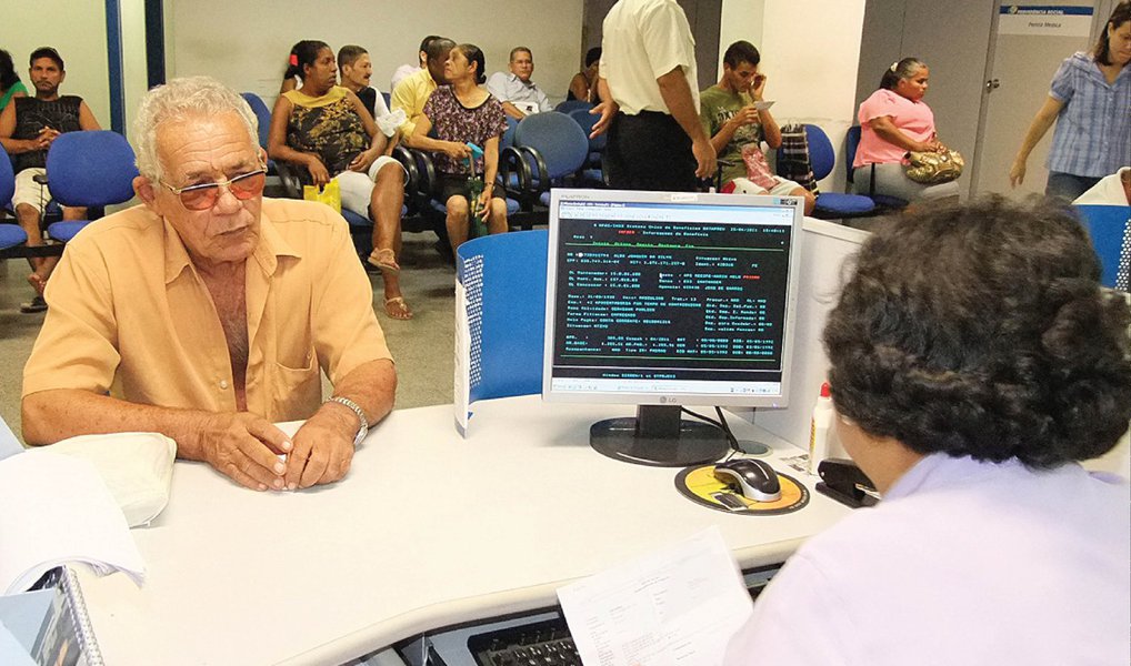 Cerca de 4,6 milhões de idosos com mais de 70 anos que contribuíram para os fundos do Programa de Integração Social (PIS) e do Programa de Formação do Patrimônio do Servidor Público (Pasep) têm direito a sacar cotas dos fundos. No total, R$ 7,5 bilhões estão disponíveis. O dinheiro pode ser retirado por trabalhadores que contribuíram com os fundos antes da Constituição de 1988 (Foto: Leonardo Attuch) Cerca de 4,6 milhões de idosos com mais de 70 anos que contribuíram para os fundos do Programa de Integração Social (PIS) e do Programa de Formação do Patrimônio do Servidor Público (Pasep) têm direito a sacar cotas dos fundos. No total, R$ 7,5 bilhões estão disponíveis. O dinheiro pode ser retirado por trabalhadores que contribuíram com os fundos antes da Constituição de 1988