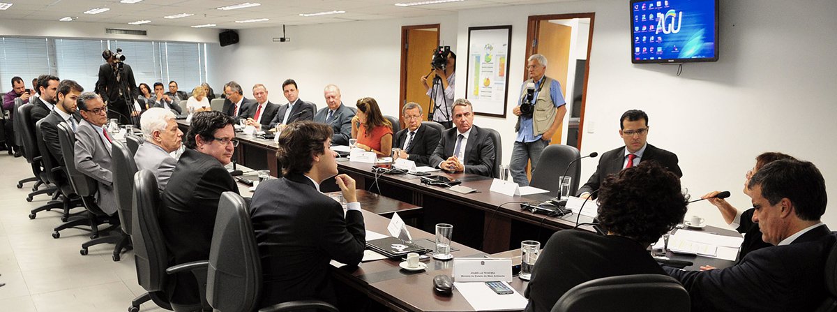 O Comitê Interfederativo que vai monitorar e fiscalizar a aplicação dos recursos financeiros voltados para a reparação da Bacia do Rio Doce e das comunidades atingidas pelo rompimento da Barragem do Fundão, em Mariana, foi instalado, em Brasília; segundo o acordo, serão aplicados R$ 20 bilhões, ao longo de 10 anos, em 39 programas de recuperação e compensação; os recursos serão aportados pela Mineradora Samarco e suas controladoras, em uma fundação privada, criada por elas, que terá um conselho consultivo, com a participação da sociedade civil e comunidades impactadas, mas a sua aplicação será fiscalizada pelo comitê (Foto: Leonardo Lucena) O Comitê Interfederativo que vai monitorar e fiscalizar a aplicação dos recursos financeiros voltados para a reparação da Bacia do Rio Doce e das comunidades atingidas pelo rompimento da Barragem do Fundão, em Mariana, foi instalado, em Brasília; segundo o acordo, serão aplicados R$ 20 bilhões, ao longo de 10 anos, em 39 programas de recuperação e compensação; os recursos serão aportados pela Mineradora Samarco e suas controladoras, em uma fundação privada, criada por elas, que terá um conselho consultivo, com a participação da sociedade civil e comunidades impactadas, mas a sua aplicação será fiscalizada pelo comitê