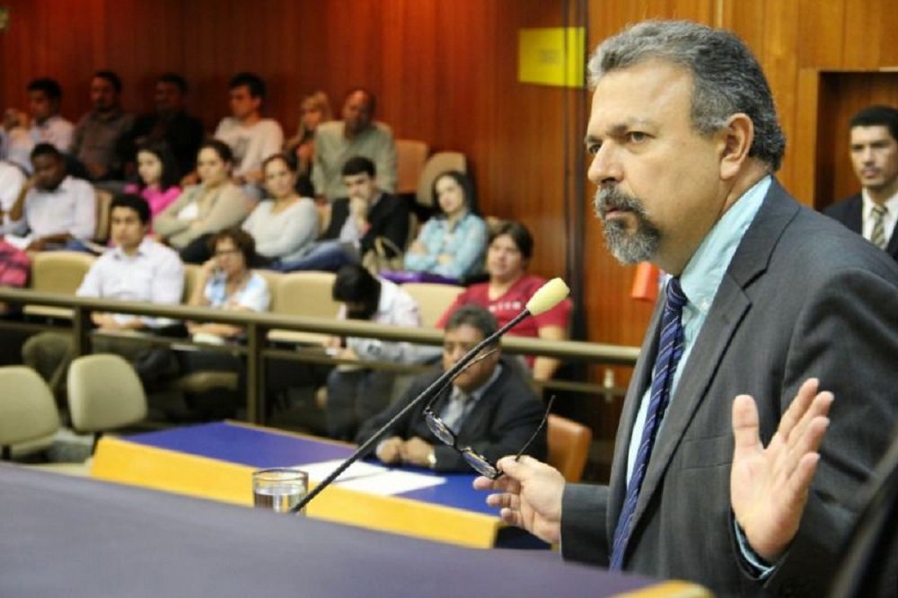 Empresário Eduardo de Paula Schmid conseguiu alvará de construção para um empreendimento no Parque Amazônia com data de 21 de outubro de 2009; problema é que documentos que são condição para o alvará foram solicitados depois pela prefeitura; e o pior: alvará de demolição da obra que havia no terreno, uma exigência para emissão do alvará de construção do novo empreendimento, só foi expedido no dia 8 de dezembro de 2009; CEI, presidida pelo vereador Elias Vaz (PSB) identificou também que a Tenda Construtora S/A, responsável por empreendimento no Goiânia 2, só apresentou a escritura de compra e venda da área em dezembro de 2007, dois meses depois do prazo legal (Foto: Realle Palazzo-Martini) Empresário Eduardo de Paula Schmid conseguiu alvará de construção para um empreendimento no Parque Amazônia com data de 21 de outubro de 2009; problema é que documentos que são condição para o alvará foram solicitados depois pela prefeitura; e o pior: alvará de demolição da obra que havia no terreno, uma exigência para emissão do alvará de construção do novo empreendimento, só foi expedido no dia 8 de dezembro de 2009; CEI, presidida pelo vereador Elias Vaz (PSB) identificou também que a Tenda Construtora S/A, responsável por empreendimento no Goiânia 2, só apresentou a escritura de compra e venda da área em dezembro de 2007, dois meses depois do prazo legal