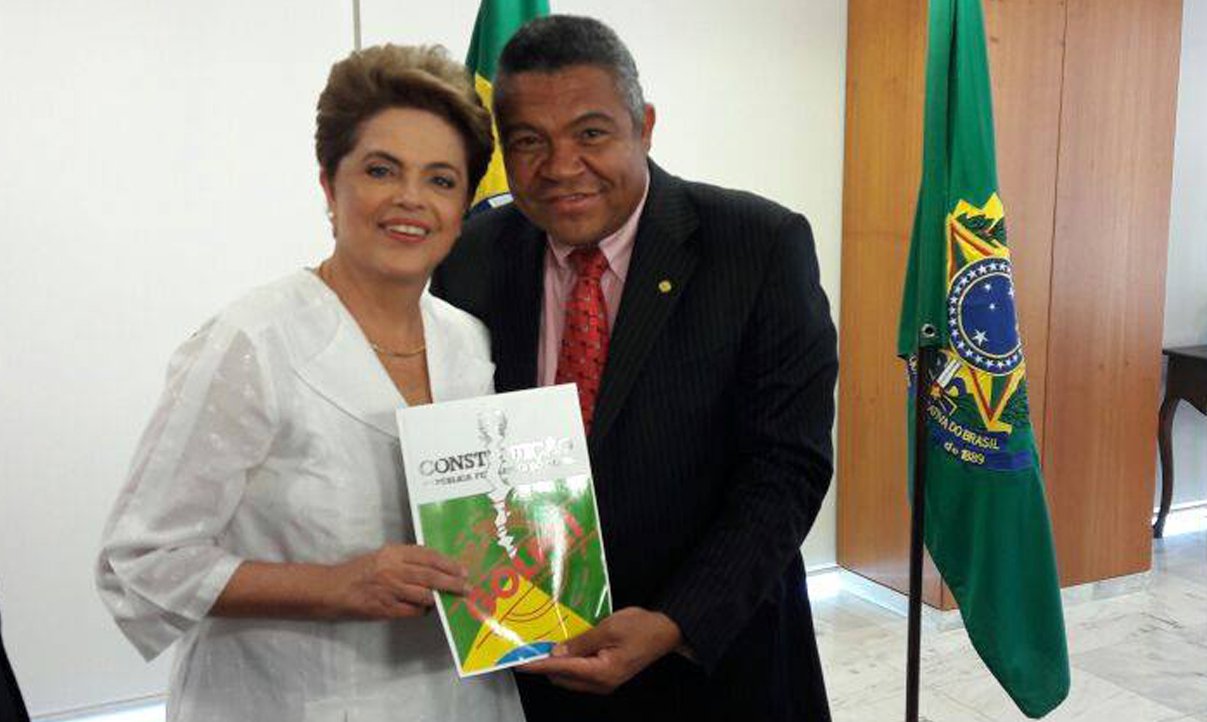 Em ato de apoio da bancada do PT na Câmara à presidente Dilma Rousseff, o deputado baiano Valmir Assunção destacou "a força que a presidente tem", e disse que ela vai "superar a traição de Michel Temer", o vice; "O presidente da Câmara, Eduardo Cunha (PMDB-RJ), e o vice, Michel Temer, estão na frente do golpe, tentando levar o voto do povo para o lixo. Como se não tivesse leis neste país. No domingo derrotaremos mais uma vez a direita retrógrada e a mídia golpista do Brasil. O povo e a democracia vão vencer", disse Valmir (Foto: Romulo Faro) Em ato de apoio da bancada do PT na Câmara à presidente Dilma Rousseff, o deputado baiano Valmir Assunção destacou "a força que a presidente tem", e disse que ela vai "superar a traição de Michel Temer", o vice; "O presidente da Câmara, Eduardo Cunha (PMDB-RJ), e o vice, Michel Temer, estão na frente do golpe, tentando levar o voto do povo para o lixo. Como se não tivesse leis neste país. No domingo derrotaremos mais uma vez a direita retrógrada e a mídia golpista do Brasil. O povo e a democracia vão vencer", disse Valmir
