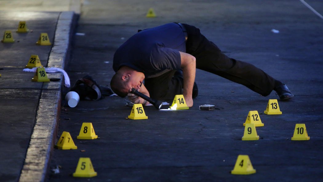 Uma pessoa abriu fogo na cidade de San Bernardino, no sul da Califórnia, nesta quarta-feira, 2, e informações iniciais indicam que havia até 20 feridos, segundo autoridades; Departamento de Polícia local afirmou em mensagem no Twitter que "confirmou de um a três possíveis suspeitos" e múltiplas vítimas no tiroteio, classificando como um incidente com "atirador ativo" (Foto: Aquiles Lins) Uma pessoa abriu fogo na cidade de San Bernardino, no sul da Califórnia, nesta quarta-feira, 2, e informações iniciais indicam que havia até 20 feridos, segundo autoridades; Departamento de Polícia local afirmou em mensagem no Twitter que "confirmou de um a três possíveis suspeitos" e múltiplas vítimas no tiroteio, classificando como um incidente com "atirador ativo"