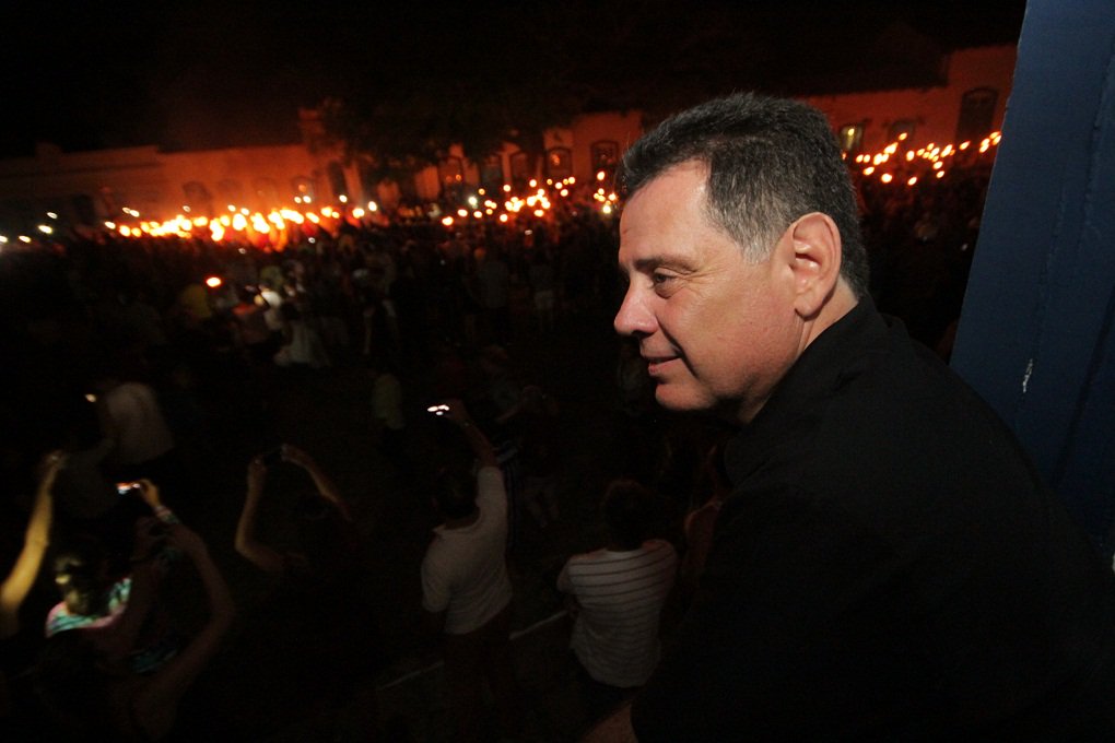 Como faz tradicionalmente todos os anos, o governador Marconi Perillo se juntou aos fieis, à meia noite de ontem, na Cidade de Goiás, para reviver a mais antiga tradição do estado: a Procissão do Fogaréu; “A Procissão do Fogaréu revela o espírito cristão dos goianos”, afirmou o governador (Foto: José Barbacena) Como faz tradicionalmente todos os anos, o governador Marconi Perillo se juntou aos fieis, à meia noite de ontem, na Cidade de Goiás, para reviver a mais antiga tradição do estado: a Procissão do Fogaréu; “A Procissão do Fogaréu revela o espírito cristão dos goianos”, afirmou o governador