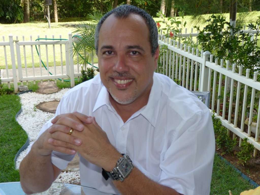 O Tribunal de Contas dos Municípios (TCM) determinou nesta quarta-feira formulação de representação ao Ministério Público Estadual contra o prefeito de Lauro de Freitas, Márcio Paiva, por irregularidades na prorrogação de quatro contratos firmados em diversos exercícios, porém prorrogados em 2014, para aquisição de materiais e realização de obras no município; o relator do processo, conselheiro Fernando Vita, também imputou multa no valor de R$ 20 mil ao gestor (Foto: Romulo Faro) O Tribunal de Contas dos Municípios (TCM) determinou nesta quarta-feira formulação de representação ao Ministério Público Estadual contra o prefeito de Lauro de Freitas, Márcio Paiva, por irregularidades na prorrogação de quatro contratos firmados em diversos exercícios, porém prorrogados em 2014, para aquisição de materiais e realização de obras no município; o relator do processo, conselheiro Fernando Vita, também imputou multa no valor de R$ 20 mil ao gestor