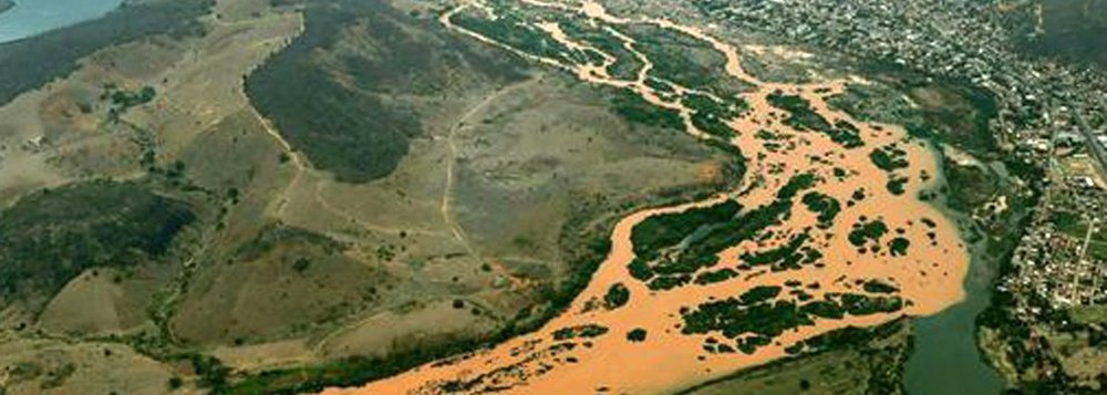 União e os Estados de Espírito Santo e Minas Gerais entraram na Justiça com uma ação civil pública conjunta para que a mineradora Samarco, joint venture da Vale com a australiana BHP Billiton, crie um fundo de reparação de danos no valor de 20,2 bilhões de reais pelo rompimento da barragem de rejeitos de Funão, em Mariana (MG); anúncio havia sido feito na semana passada (Foto: Paulo Emílio) União e os Estados de Espírito Santo e Minas Gerais entraram na Justiça com uma ação civil pública conjunta para que a mineradora Samarco, joint venture da Vale com a australiana BHP Billiton, crie um fundo de reparação de danos no valor de 20,2 bilhões de reais pelo rompimento da barragem de rejeitos de Funão, em Mariana (MG); anúncio havia sido feito na semana passada
