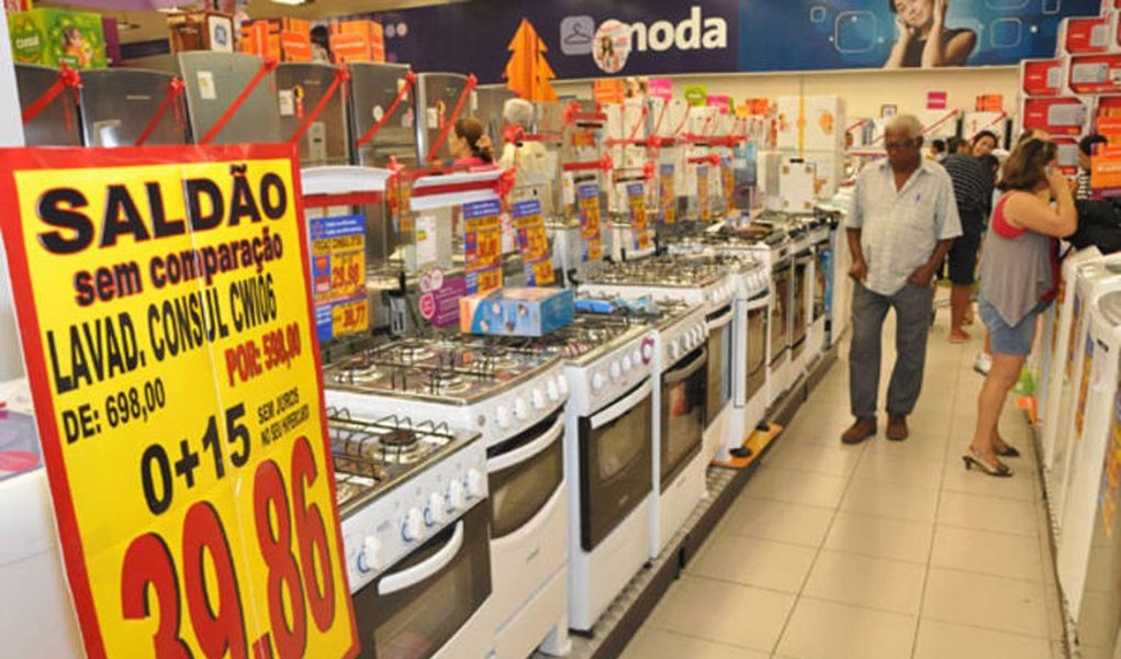 As vendas no varejo do Brasil surpreenderam em fevereiro e tiveram o melhor resultado mensal desde 2013 com bom desempenho de móveis e eletrodomésticos e de supermercados, mas ainda está longe de entrar em uma fase de recuperação em meio ao cenário de forte recessão econômica; as vendas varejistas registraram ganho de 1,2% em fevereiro, leitura mais alta desde o avanço de 3% em julho de 2013, informou o IBGE; ainda que o número mensal tenha sido positivo, na comparação com o mesmo mês do ano anterior, as vendas despencaram 4,2%, pior resultado da série iniciada em 2001 (Foto: Leonardo Lucena) As vendas no varejo do Brasil surpreenderam em fevereiro e tiveram o melhor resultado mensal desde 2013 com bom desempenho de móveis e eletrodomésticos e de supermercados, mas ainda está longe de entrar em uma fase de recuperação em meio ao cenário de forte recessão econômica; as vendas varejistas registraram ganho de 1,2% em fevereiro, leitura mais alta desde o avanço de 3% em julho de 2013, informou o IBGE; ainda que o número mensal tenha sido positivo, na comparação com o mesmo mês do ano anterior, as vendas despencaram 4,2%, pior resultado da série iniciada em 2001