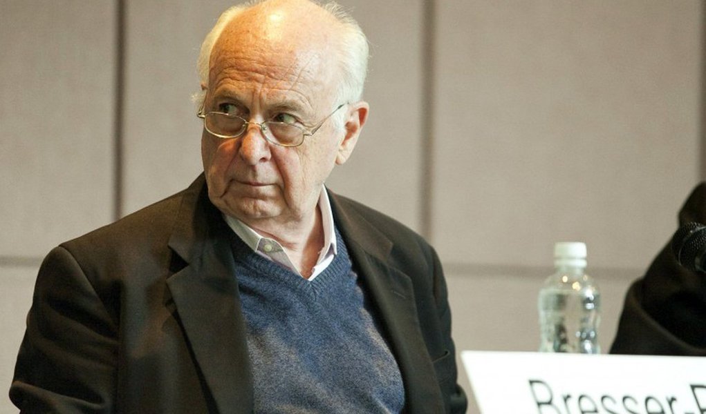Para o ex-ministro dos governos José Sarney e Fernando Henrique Cardoso Luiz Carlos Bresser-Pereira, a votação do impeachment na Câmara “foi uma grande derrota da esquerda moderada que governou o país desde 2003, e uma grande derrota da democracia brasileira, que saiu profundamente arranhada”; “Mas foi também uma derrota dos liberais democratas, que se desmoralizaram ao se associarem à grande e verdadeira vitoriosa – a corrupção – representada pelo presidente da Câmara dos Deputados e pelos partidos de negócio que aprovaram o impeachment”, diz (Foto: Roberta Namour) Para o ex-ministro dos governos José Sarney e Fernando Henrique Cardoso Luiz Carlos Bresser-Pereira, a votação do impeachment na Câmara “foi uma grande derrota da esquerda moderada que governou o país desde 2003, e uma grande derrota da democracia brasileira, que saiu profundamente arranhada”; “Mas foi também uma derrota dos liberais democratas, que se desmoralizaram ao se associarem à grande e verdadeira vitoriosa – a corrupção – representada pelo presidente da Câmara dos Deputados e pelos partidos de negócio que aprovaram o impeachment”, diz