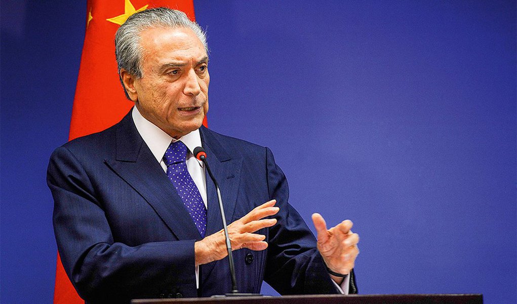 Texto assinado pela Agência Povo ironiza o nome do programa do PMDB – Ponte para o Futuro –, chamando-o de "ponte para o abismo social", e destaca que, "por trás da tentativa de impeachment, a pregação de Temer e seus apoiadores" são o "fim dos investimentos constitucionais em Saúde e Educação; dos dissídios coletivos; maior tempo de trabalho; fim da indexação do Salário Mínimo; e privatização geral, inclusive do pré-sal"; documento do partido é uma "cilada", aponta o artigo; leia a íntegra (Foto: Gisele Federicce) Texto assinado pela Agência Povo ironiza o nome do programa do PMDB – Ponte para o Futuro –, chamando-o de "ponte para o abismo social", e destaca que, "por trás da tentativa de impeachment, a pregação de Temer e seus apoiadores" são o "fim dos investimentos constitucionais em Saúde e Educação; dos dissídios coletivos; maior tempo de trabalho; fim da indexação do Salário Mínimo; e privatização geral, inclusive do pré-sal"; documento do partido é uma "cilada", aponta o artigo; leia a íntegra