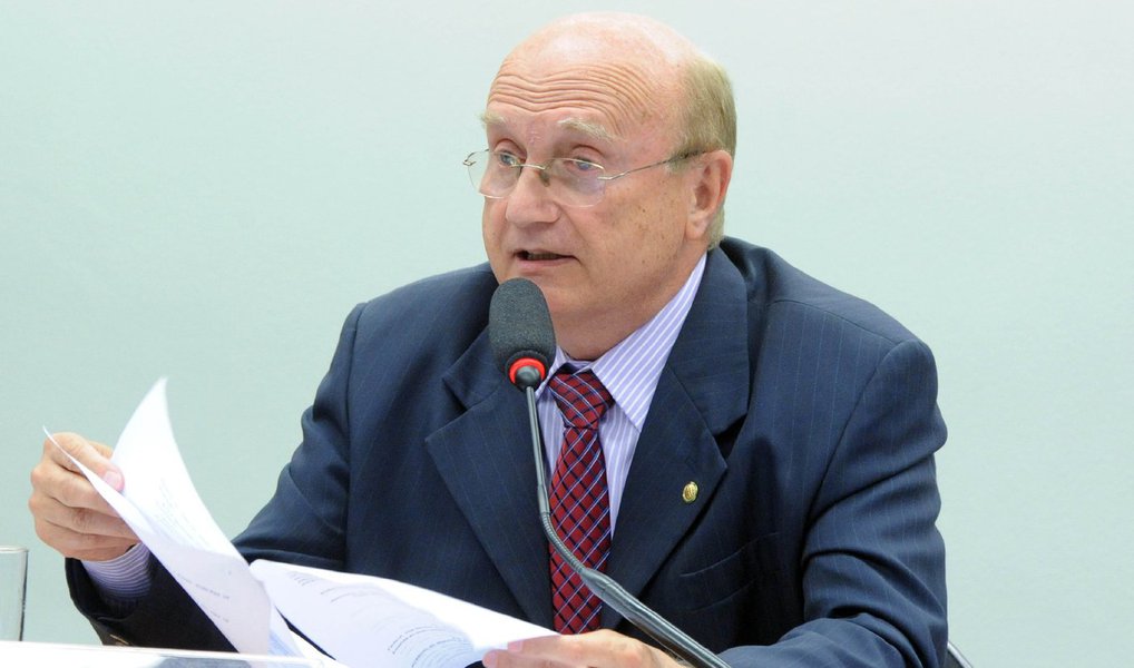 O deputado federal Osmar Serraglio (PMDB/PR) foi eleito nesta terça (3) presidente da Comissão de Constituição e Justiça (CCJ) da Câmara dos Deputados; Rodrigo Pacheco (PMDB-MG), preferido do líder da bancada do PMDB, Leonardo Picciani, para a presidência da comissão, ficou como primeiro-vice-presidente; foram 43 votos a favor da chapa e sete votos em branco; Serraglio era o candidato do grupo pró-impeachment; a CCJ é a principal comissão da Casa, que terá papel fundamental no andamento do processo por quebra de decoro parlamentar contra o presidente da Câmara, Eduardo Cunha (PMDB-RJ) (Foto: Valter Lima) O deputado federal Osmar Serraglio (PMDB/PR) foi eleito nesta terça (3) presidente da Comissão de Constituição e Justiça (CCJ) da Câmara dos Deputados; Rodrigo Pacheco (PMDB-MG), preferido do líder da bancada do PMDB, Leonardo Picciani, para a presidência da comissão, ficou como primeiro-vice-presidente; foram 43 votos a favor da chapa e sete votos em branco; Serraglio era o candidato do grupo pró-impeachment; a CCJ é a principal comissão da Casa, que terá papel fundamental no andamento do processo por quebra de decoro parlamentar contra o presidente da Câmara, Eduardo Cunha (PMDB-RJ)
