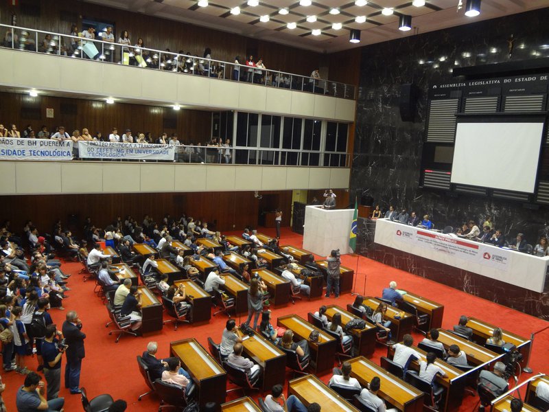 O 1º-vice-presidente, deputado Hely Tarqüínio (PV), relator do projeto, explica que o novo RI visa a simplificar a tramitação de proposições, dinamizar o processo legislativo, valorizar o trabalho das comissões e dos líderes partidários, além de adequá-lo a normas estaduais e federais; “O novo regimento tem o espírito da imparcialidade e de simetria para todos os deputados, independentemente se estão na maioria, na minoria ou seja que partido for”, afirma Hely Tarqüínio (Foto: Luis Mauro Queiroz) O 1º-vice-presidente, deputado Hely Tarqüínio (PV), relator do projeto, explica que o novo RI visa a simplificar a tramitação de proposições, dinamizar o processo legislativo, valorizar o trabalho das comissões e dos líderes partidários, além de adequá-lo a normas estaduais e federais; “O novo regimento tem o espírito da imparcialidade e de simetria para todos os deputados, independentemente se estão na maioria, na minoria ou seja que partido for”, afirma Hely Tarqüínio