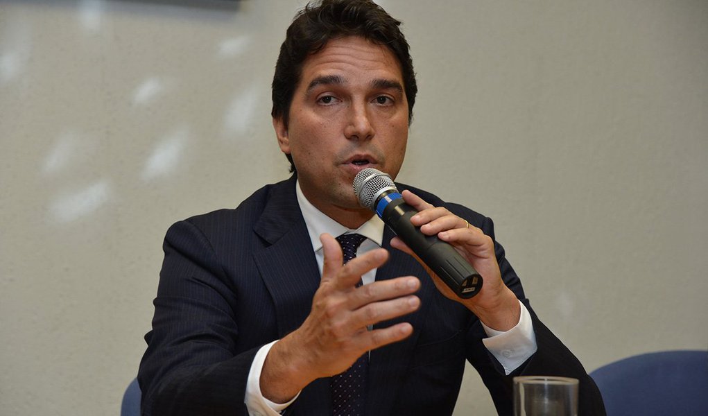 Presidente Dilma Rousseff exonerou o vice-presidente de Fundos de Governo e Loterias da Caixa, Fábio Ferreira Cleto; exoneração foi publicada hoje (10) no Diário Oficial da União; exoneração de Cleto foi uma resposta do Palácio do Planalto ao presidente da Câmara, Eduardo Cunha, por quem Cleto foi indicado (Foto: Aquiles Lins) Presidente Dilma Rousseff exonerou o vice-presidente de Fundos de Governo e Loterias da Caixa, Fábio Ferreira Cleto; exoneração foi publicada hoje (10) no Diário Oficial da União; exoneração de Cleto foi uma resposta do Palácio do Planalto ao presidente da Câmara, Eduardo Cunha, por quem Cleto foi indicado