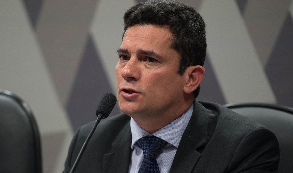 O juiz federal Sergio Moro, que participou na noite desta terça (26) do jantar de gala em Nova York, promovido todos os anos pela revista americana "Time" para homenagear as 100 pessoas mais influentes do mundo, de acordo com a publicação, afirmou que a "Operação Lava Jato não é seriado de TV, que tem que ter capítulo toda semana", ao ser questionado sobre se as investigações estavam paralisadas nas últimas semanas (Foto: Valter Lima) O juiz federal Sergio Moro, que participou na noite desta terça (26) do jantar de gala em Nova York, promovido todos os anos pela revista americana "Time" para homenagear as 100 pessoas mais influentes do mundo, de acordo com a publicação, afirmou que a "Operação Lava Jato não é seriado de TV, que tem que ter capítulo toda semana", ao ser questionado sobre se as investigações estavam paralisadas nas últimas semanas