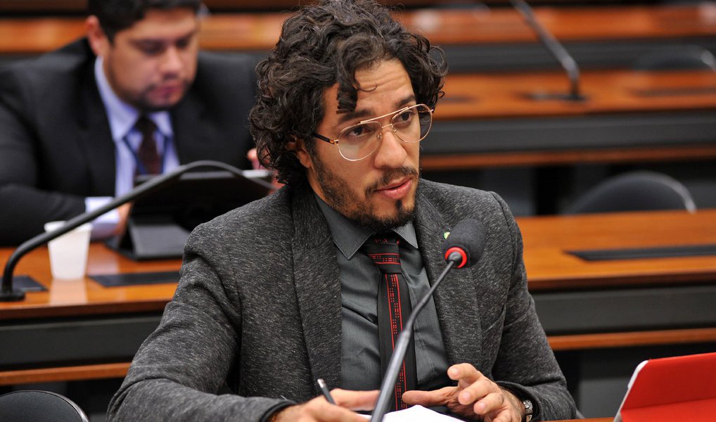 O deputado Jean Wyllys (PSOL-RJ) entrou nesta sexta (15) com mandado de segurança no Supremo Tribunal Federal (STF) para impedir o presidente da Câmara dos Deputados, Eduardo Cunha (PMDB-RJ, de votar na sessão que vai decidir, domingo (17), sobre aceitação do processo de impeachment; na ação, o deputado alega que, de acordo com o Artigo 17 do regimento interno da Casa, Cunha não pode votar, exceto em votações por escrutínio secreto ou em caso de empate (Foto: Valter Lima) O deputado Jean Wyllys (PSOL-RJ) entrou nesta sexta (15) com mandado de segurança no Supremo Tribunal Federal (STF) para impedir o presidente da Câmara dos Deputados, Eduardo Cunha (PMDB-RJ, de votar na sessão que vai decidir, domingo (17), sobre aceitação do processo de impeachment; na ação, o deputado alega que, de acordo com o Artigo 17 do regimento interno da Casa, Cunha não pode votar, exceto em votações por escrutínio secreto ou em caso de empate