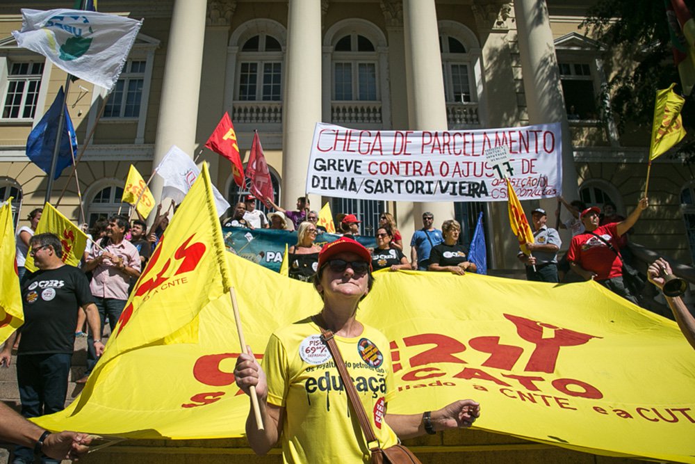 29/02/2016 - PORTO ALEGRE, Professores ligados ao CPERS realizam caminhada no centro da Capital em dia de paralisação contra as políticas do governo Sartori. Ato terminou em frente ao Palácio Piratini com aula pública. Foto: Guilherme Santos/Sul21 (Foto: Leonardo Lucena) 29/02/2016 - PORTO ALEGRE, Professores ligados ao CPERS realizam caminhada no centro da Capital em dia de paralisação contra as políticas do governo Sartori. Ato terminou em frente ao Palácio Piratini com aula pública. Foto: Guilherme Santos/Sul21