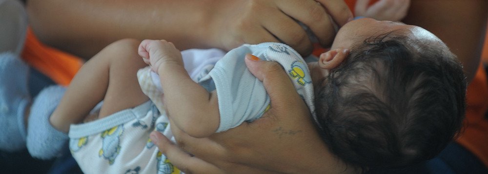 O Rio de Janeiro registrou este ano 21 casos de microcefalia em bebês, de janeiro; os detalhes estão sendo apresentados pela Secretaria de Estado de Saúde em entrevista coletiva; a média dos últimos dez anos foi de 12,8 casos por ano e, em 2014, foram 10 registros; de acordo a pasta, desde o dia 18 de novembro se tornou obrigatória a notificação de grávidas com manchas vermelhas na pele, um dos sintomas do vírus zika; até agora, foram registrados 75 casos com essa característica (Foto: Leonardo Lucena) O Rio de Janeiro registrou este ano 21 casos de microcefalia em bebês, de janeiro; os detalhes estão sendo apresentados pela Secretaria de Estado de Saúde em entrevista coletiva; a média dos últimos dez anos foi de 12,8 casos por ano e, em 2014, foram 10 registros; de acordo a pasta, desde o dia 18 de novembro se tornou obrigatória a notificação de grávidas com manchas vermelhas na pele, um dos sintomas do vírus zika; até agora, foram registrados 75 casos com essa característica