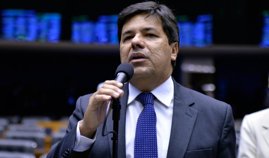 Crítico ferrenho ao governo Dilma, o ex-líder do DEM na Câmara dos Deputados Mendonça Filho (PE) foi hostilizado no Aeroporto de Recife, quando retornava de Brasília; o democrata foi recebido por um grupo de manifestantes com gritos de "golpista" e "oportunista"; o parlamentar reagiu mandando beijos; "Soltei uns beijinhos e disse que eles estavam nervosos porque iam perder as boquinhas", disse; o vice-líder do governo Dilma, deputado federal Silvio Costa (PTdoB-PE), que também retornava para a sua base eleitoral, foi recebido pelos mesmos manifestantes com abraços e gritos de "a luta continua" (Foto: Leonardo Lucena) Crítico ferrenho ao governo Dilma, o ex-líder do DEM na Câmara dos Deputados Mendonça Filho (PE) foi hostilizado no Aeroporto de Recife, quando retornava de Brasília; o democrata foi recebido por um grupo de manifestantes com gritos de "golpista" e "oportunista"; o parlamentar reagiu mandando beijos; "Soltei uns beijinhos e disse que eles estavam nervosos porque iam perder as boquinhas", disse; o vice-líder do governo Dilma, deputado federal Silvio Costa (PTdoB-PE), que também retornava para a sua base eleitoral, foi recebido pelos mesmos manifestantes com abraços e gritos de "a luta continua"
