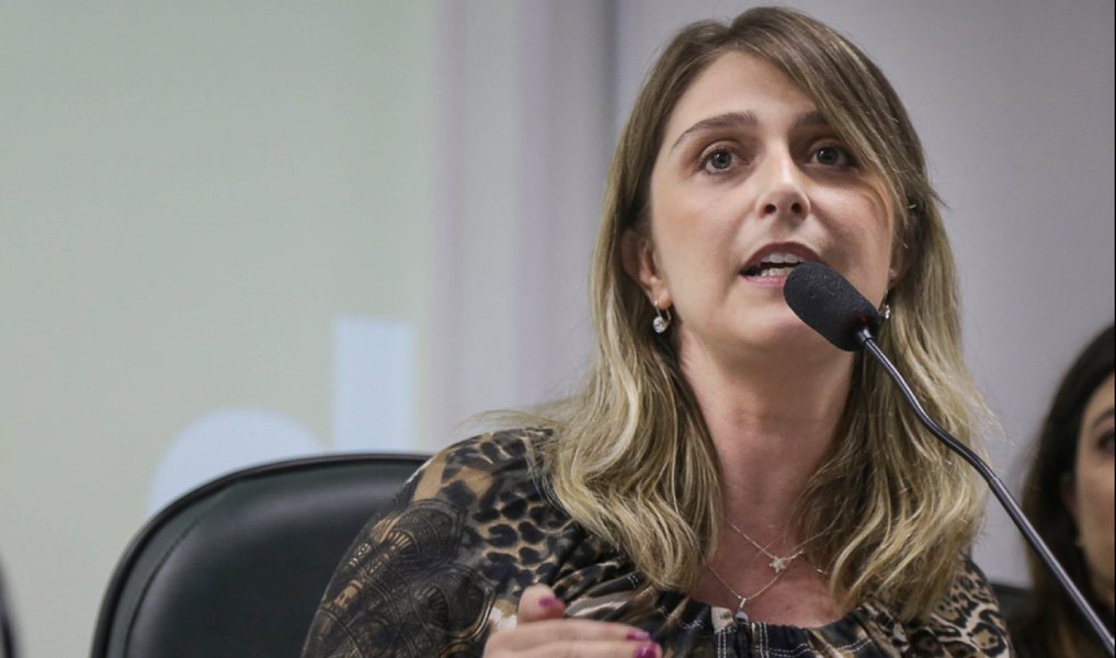 A família da ex-secretária estadual e vereadora suplente de Porto Alegre pelo PT, Ariane Leitão, ingressou na Justiça com uma ação reparatória por danos morais contra a pediatra que, em março,se recusou a continuar atendendo seu filho, Francisco, 1 ano e 2 meses, pelo fato de ela ser petista; ela salienta que a ação também tem o objetivo de buscar uma esfera isenta para que o caso seja discutido e possa se buscar uma punição para a pediatra, que na opinião de Ariane foi negligente, o que dificilmente deverá ocorrer através do Conselho Regional de Medicina (Cremers) (Foto: Leonardo Lucena) A família da ex-secretária estadual e vereadora suplente de Porto Alegre pelo PT, Ariane Leitão, ingressou na Justiça com uma ação reparatória por danos morais contra a pediatra que, em março,se recusou a continuar atendendo seu filho, Francisco, 1 ano e 2 meses, pelo fato de ela ser petista; ela salienta que a ação também tem o objetivo de buscar uma esfera isenta para que o caso seja discutido e possa se buscar uma punição para a pediatra, que na opinião de Ariane foi negligente, o que dificilmente deverá ocorrer através do Conselho Regional de Medicina (Cremers)
