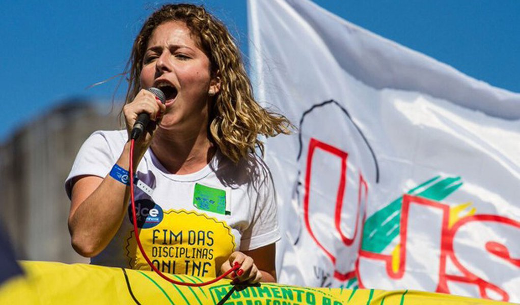Durante debate no Centro de Estudos Barão de Itararé, presidente da UNE denunciou a tentativa do governo de Michel Temer de criminalizar entidades como a UNE e União Brasileira de Estudantes Secundaristas (UBES) para, entre outros objetivos, dividir e enfraquecer o movimento estudantil; "Temos que disputar essa narrativa. É preciso dizer claramente quem foi que adiou o Enem: foi o Ministério da Educação numa medida precipitada. A atitude do ministro foi política, para colocar estudante contra estudante. Não fomos nós que impedimos o diálogo"; Carina disse que a geração atual de estudantes é politizada e madura o suficiente para saber negociar (Foto: Aquiles Lins) Durante debate no Centro de Estudos Barão de Itararé, presidente da UNE denunciou a tentativa do governo de Michel Temer de criminalizar entidades como a UNE e União Brasileira de Estudantes Secundaristas (UBES) para, entre outros objetivos, dividir e enfraquecer o movimento estudantil; "Temos que disputar essa narrativa. É preciso dizer claramente quem foi que adiou o Enem: foi o Ministério da Educação numa medida precipitada. A atitude do ministro foi política, para colocar estudante contra estudante. Não fomos nós que impedimos o diálogo"; Carina disse que a geração atual de estudantes é politizada e madura o suficiente para saber negociar