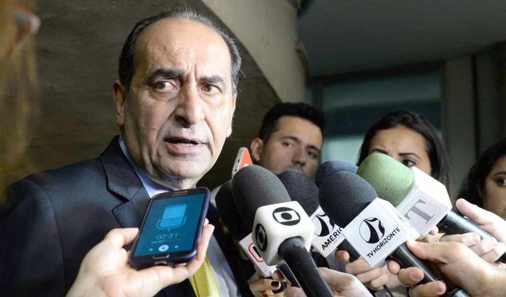 O prefeito de Belo Horizonte, Alexandre Kalil (PHS), quer rever as PPP's firmadas pela gestão anterior, comandada por Márcio Lacerda (PSB), com as empreiteiras Andrade Gutierrez e Odebrecht; segundo ele, os contratos são caros e os resultados são insatisfatórios; uma das PPPs que será revista é a do Hospital Metropolitano Célio de Castro, assinada em 2012 com uma concessionária liderada pela Andrade; "Nós estamos gastando R$ 6,5 milhões por mês para 80 leitos", disse Kalil, que acaba de completar um mês no cargo; "Isso é uma aberração em matéria de lei"; os 80 leitos representam 20% da capacidade do hospital (Foto: Leonardo Lucena) O prefeito de Belo Horizonte, Alexandre Kalil (PHS), quer rever as PPP's firmadas pela gestão anterior, comandada por Márcio Lacerda (PSB), com as empreiteiras Andrade Gutierrez e Odebrecht; segundo ele, os contratos são caros e os resultados são insatisfatórios; uma das PPPs que será revista é a do Hospital Metropolitano Célio de Castro, assinada em 2012 com uma concessionária liderada pela Andrade; "Nós estamos gastando R$ 6,5 milhões por mês para 80 leitos", disse Kalil, que acaba de completar um mês no cargo; "Isso é uma aberração em matéria de lei"; os 80 leitos representam 20% da capacidade do hospital