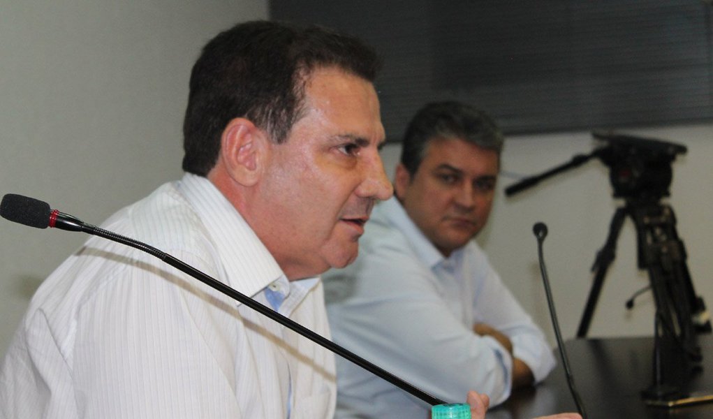 Pré-candidato do PSB diz que a prefeitura, “que até a pouco tempo só trabalhava até meio-dia”, não tem feito sequer o básico; o empresário se refere à escuridão na capital, que resultou no pedido de impeachment do prefeito Paulo Garcia pelo Ministério Público; “Clarear a cidade reduz o crime em até 30%”, cita, ao afirmar que a prefeitura, se não empurrar o problema para frente, pode fazer muito pela segurança pública; Vanderlan, cuja aliança terá entre seis e oito partidos, diz que não tem vínculos com a base governista e que sua candidatura é independente e de oposição (Foto: Realle Palazzo-Martini) Pré-candidato do PSB diz que a prefeitura, “que até a pouco tempo só trabalhava até meio-dia”, não tem feito sequer o básico; o empresário se refere à escuridão na capital, que resultou no pedido de impeachment do prefeito Paulo Garcia pelo Ministério Público; “Clarear a cidade reduz o crime em até 30%”, cita, ao afirmar que a prefeitura, se não empurrar o problema para frente, pode fazer muito pela segurança pública; Vanderlan, cuja aliança terá entre seis e oito partidos, diz que não tem vínculos com a base governista e que sua candidatura é independente e de oposição