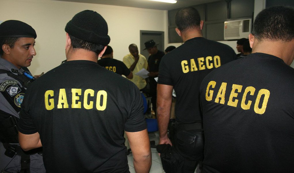 O Grupo de Atuação Especial de Combate ao Crime Organizado (Gaeco) faz uma operação contra crimes de corrupção, tráfico de drogas, roubos de veículos e comércio e posse de armas, em Curitiba e Região Metropolitana; entre os investigados estão policiais civis e militares; informações preliminares dão conta de que até às 10h20 três militares havia sido presos (Foto: Leonardo Lucena) O Grupo de Atuação Especial de Combate ao Crime Organizado (Gaeco) faz uma operação contra crimes de corrupção, tráfico de drogas, roubos de veículos e comércio e posse de armas, em Curitiba e Região Metropolitana; entre os investigados estão policiais civis e militares; informações preliminares dão conta de que até às 10h20 três militares havia sido presos