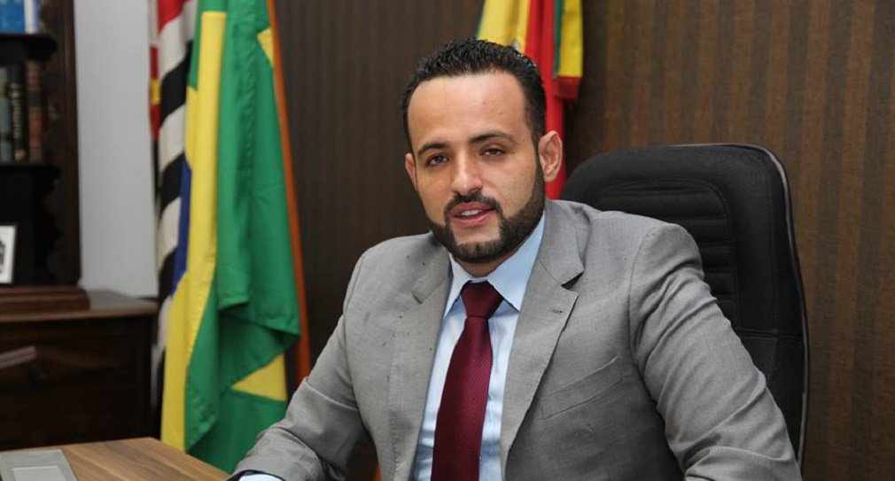 O presidente em exercício da Câmara Municipal de Embu das Artes, Carlos Alberto da Silva Noia, convocou os vereadores para sessão extraordinária a ser realizada nesta quarta-feira para dar posse ao prefeito e vice-prefeito da cidade; Ney Santos foi diplomado por procuração, já que é considerado fugitivo da Justiça; Santos é considerado foragido desde a deflagração da Operação Xibalba, no dia 9 de dezembro, quando foram cumpridos 49 mandados de busca e cumpridos 14 mandados de prisão preventiva (Foto: José Barbacena) O presidente em exercício da Câmara Municipal de Embu das Artes, Carlos Alberto da Silva Noia, convocou os vereadores para sessão extraordinária a ser realizada nesta quarta-feira para dar posse ao prefeito e vice-prefeito da cidade; Ney Santos foi diplomado por procuração, já que é considerado fugitivo da Justiça; Santos é considerado foragido desde a deflagração da Operação Xibalba, no dia 9 de dezembro, quando foram cumpridos 49 mandados de busca e cumpridos 14 mandados de prisão preventiva