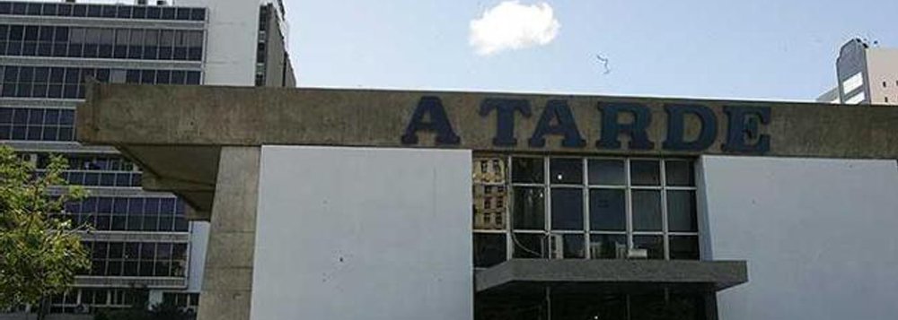 Com 103 anos completados no último dia 15, o maior jornal da Bahia passa a ter três novos donos; de acordo com o site Gente & Mercado, os novos donos do grupo A Tarde são 'um jovem empresário com atividade na área de agronegócio, incorporação imobiliária e televisão aberta; o presidente de uma das maiores agência de publicidade do País; e um polêmico empresário baiano, fundador de uma conhecida construtora'; o jornal deve ser comprado por R$ 20 milhões, e o passivo (estimado entre R$ 150 milhões e R$ 180 milhões, entre tributos e trabalhistas) será dividido entre comprador e vendedor, sendo transferido paulatinamente aos novos donos, até que estes assumam 100% da dívida (Foto: Romulo Faro) Com 103 anos completados no último dia 15, o maior jornal da Bahia passa a ter três novos donos; de acordo com o site Gente & Mercado, os novos donos do grupo A Tarde são 'um jovem empresário com atividade na área de agronegócio, incorporação imobiliária e televisão aberta; o presidente de uma das maiores agência de publicidade do País; e um polêmico empresário baiano, fundador de uma conhecida construtora'; o jornal deve ser comprado por R$ 20 milhões, e o passivo (estimado entre R$ 150 milhões e R$ 180 milhões, entre tributos e trabalhistas) será dividido entre comprador e vendedor, sendo transferido paulatinamente aos novos donos, até que estes assumam 100% da dívida